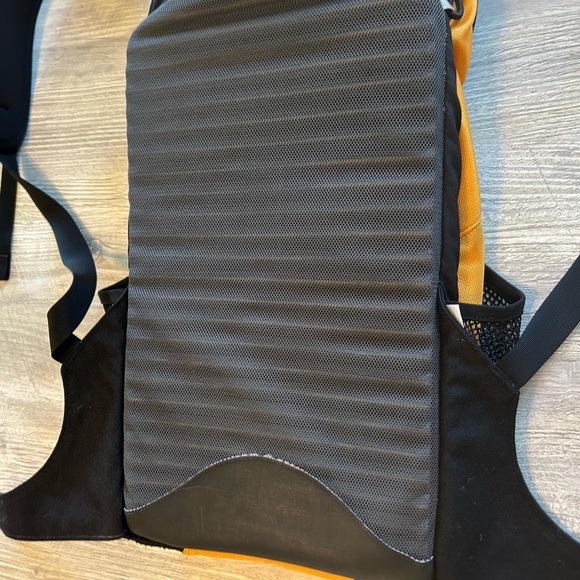 Osprey Helios 14 Black Yellow Daypack Backpack Holds 14L Outdoor Activity Hiking - Picture 2 of 15